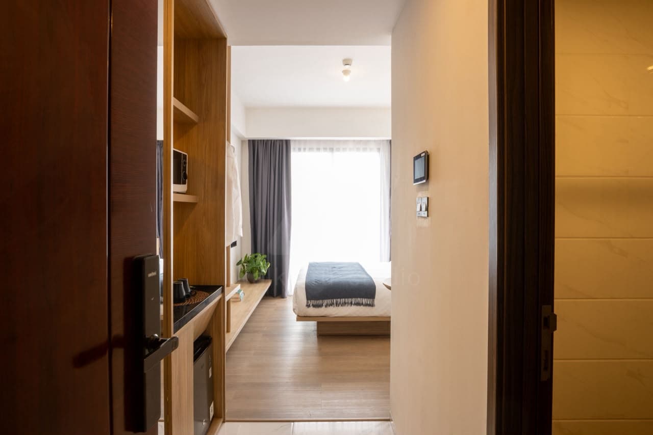 Lantai kayu hangat dengan interior modern & bersih
